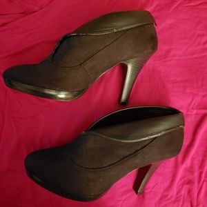BLACK BOOTIES HEEL SZ10 WIDE